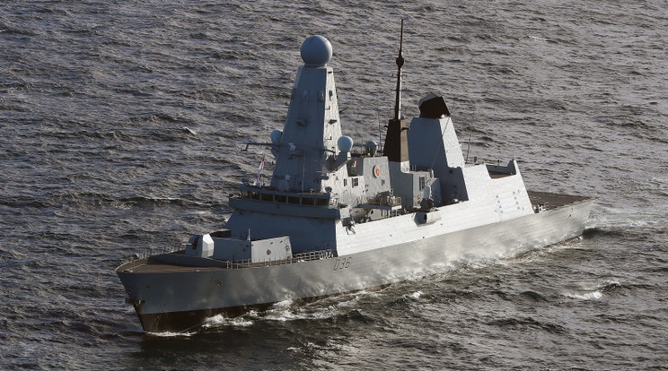 A HMS Defender brit rombolót figyelmeztette lövésekkel az orosz haditengerészet a Fekete-tengeren /Fotó: MTI-EPA 