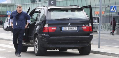 Zarabiał miliony, postawił na zaskakujące auto. Ile kosztuje bmw Jacka Kurskiego?