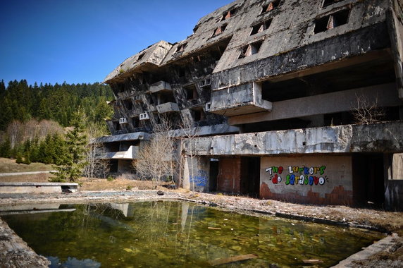 Sarajewo, w którym zorganizowano zimowe igrzyska olimpijskie w 1984 roku. Zniszczone obiekty- hotel