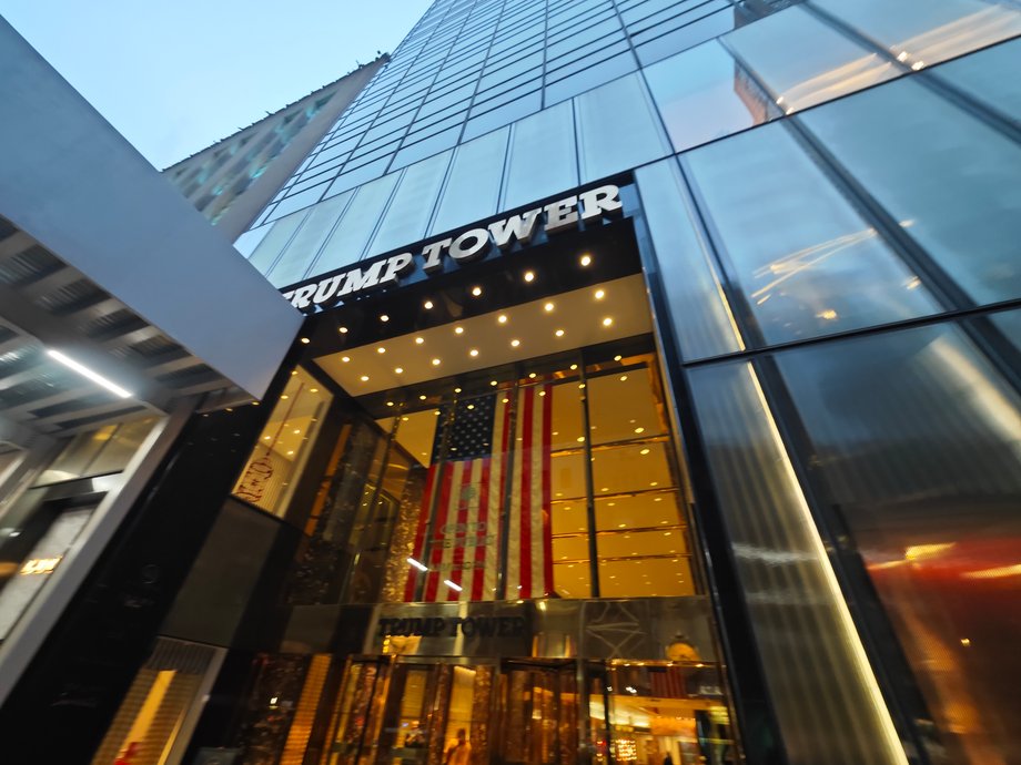 Wejście do Trump Tower trudno przeoczyć.