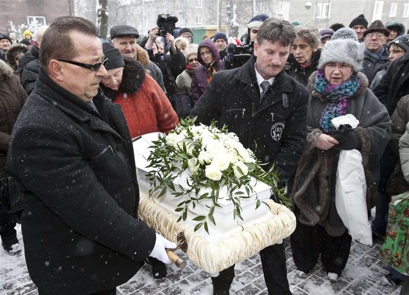 Żegnamy maleńką Madzię z Sosnowca. Oto jej ostatnia droga