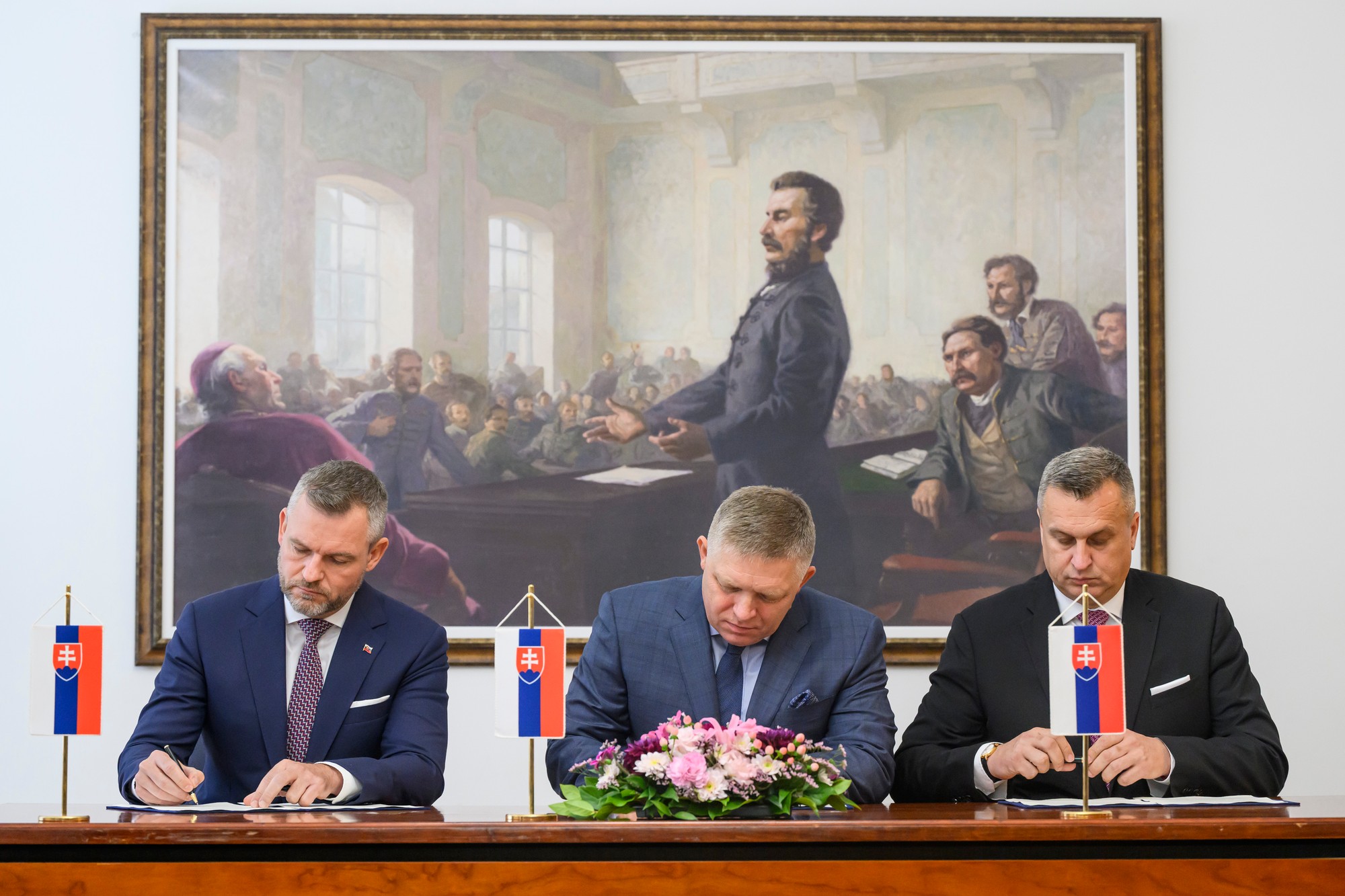Predseda HLAS-SD Peter Pellegrini, predseda SMER-SD Robert Fico a predseda SNS Andrej Danko podpísali v stredu memorandum o porozumení.