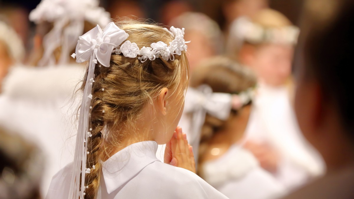 Sezon komunijny się już rozpoczął, tymczasem jak czytamy w "Dużym Formacie" - są dzieci, które nie zostają dopuszczone do sakramentu. Chodzi o chorych m.in. na porażenie mózgowe, autyzm czy upośledzenie umysłowe. Ks. Wiesław Kamiński, duszpasterz osób z upośledzeniem umysłowym, mówi, że aby dziecko przyjęło komunię, musi rozróżniać zwykły chleb od chleba eucharystycznego i mieć świadomość tajemnicy Eucharystii. - W praktyce prawie zawsze dopuszczamy te dzieci - przekonuje.