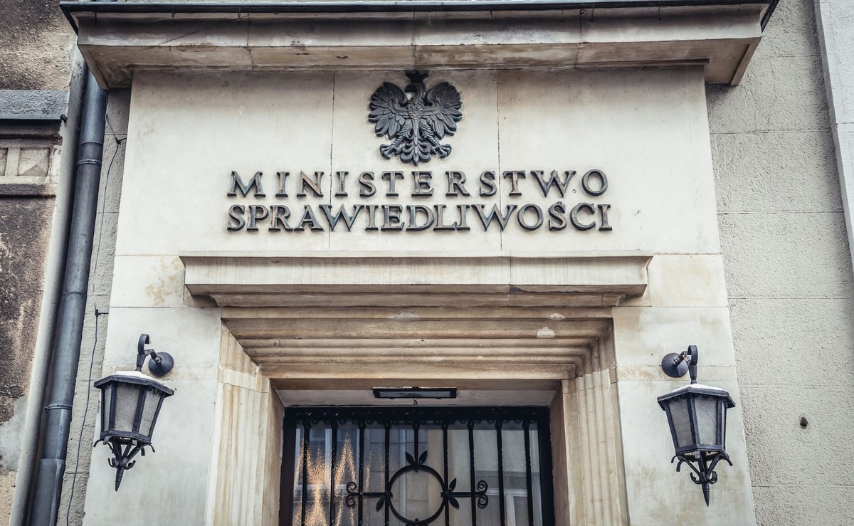 Obniżki dla szefów wydziałów w sądach, ale kilkutysięczne dodatki dla zaufanych ludzi Zbigniewa Ziobry. To nowa propozycja resortu sprawiedliwości