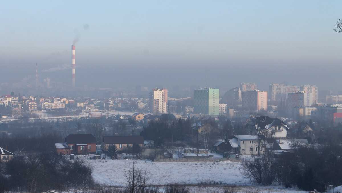 Co prawda nie podczas nadzwyczajnej sesji Rady Miasta, ale kieleccy radni zajmą się jednak problemem jakości powietrza w stolicy regionu świętokrzyskiego. Na wniosek SLD taki punkt znajdzie się w porządku obrad marcowej sesji. – Najważniejsze, że jest zgoda co do tego, że trzeba rozprawić się ze smogiem w Kielcach – mówi Marcin Chłodnicki, radny i szef miejskich struktur SLD.