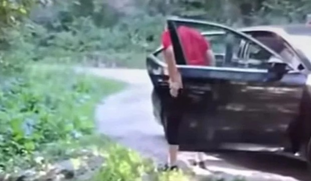 Bacili smeće pored puta