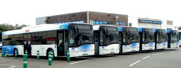 Producent autobusów z Bolechowa pod Poznaniem – Solaris Bus & Coach – wchodzi na nowy rynek. Dostarczy pojazdy przedsiębiorstwu komunikacji miejskiej w serbskiej miejscowości Novi Sad. Na zdj. Sześć Solarisów Urbino obsługują ruch głównie w stolicy wyspy Reunion. Fot. materiały prasowe Solaris.