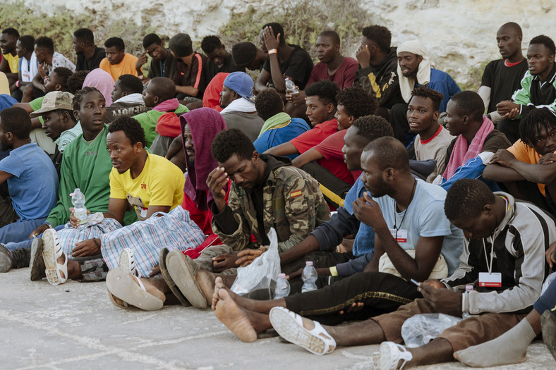 Migranci i uchodźcy czekają na transfer z Lampedusy do innych części Włoch. 17 września 2023 r.