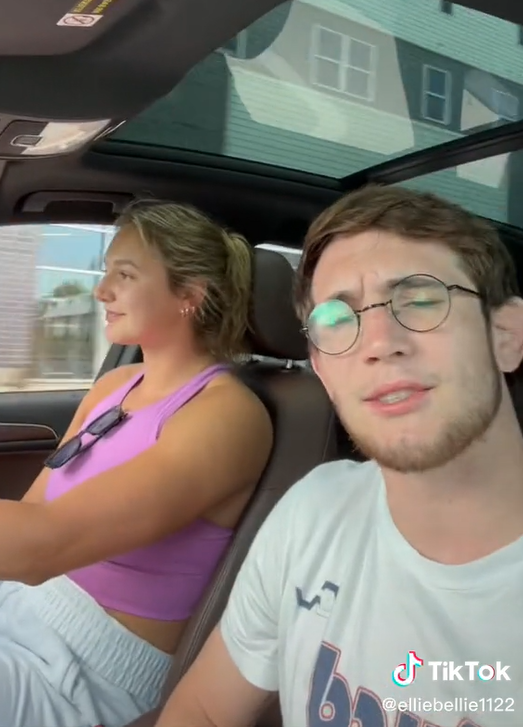 22-roční vysokoškoláci Ellie a Lucas  pridávajú mnoho videí na TikTok, v ktorých sa zabávajú na svojom výškovom rozdiele.