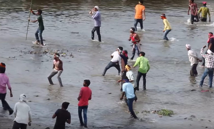 Festiwal rzucania kamieni w Indiach przerodził się w regularną bitwę