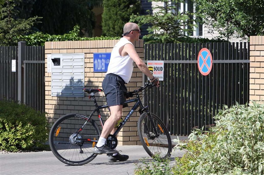 Polski aktor nie boi się udaru. Pedałuje nawet w skwar