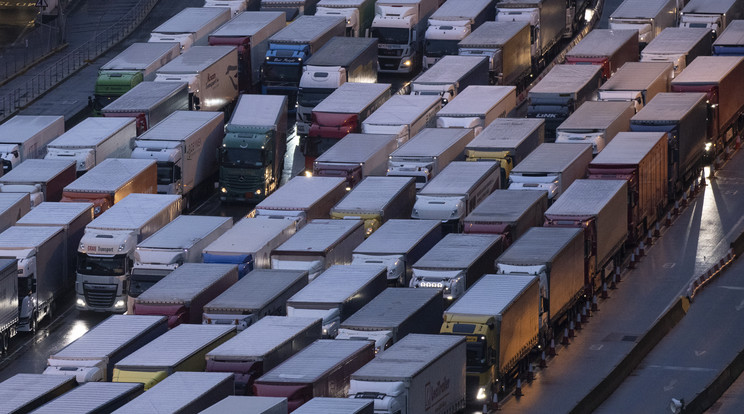 Hiába próbáltak a brit kamionok a franciákon keresztül a kontinensre jönni, Emmanuel Macron államfő teljes beutazási tilalmat rendelt el /Fotó: GettyImages