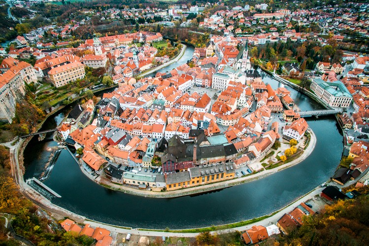<strong>Český Krumlov</strong>
<br></br>
Český Krumlov to nieduże miasteczko położone na południu Czech. Sześć godzin jazdy samochodem z Wrocławia. Nad miastem góruje zamek. Zespół budowli, usytuowany na skale wznoszącej się stromo nad Wełtawą – jest drugim, co do zajmowanej powierzchni, zamkiem w Czechach, po praskich Hradczanach. Najstarsza część tzw. Hrádek – Zameczek z potężną okrągłą wieżą pochodzi z połowy XIII wieku.
<br></br>
W 1992 roku zabytkowe centrum miasta zostało wpisane na listę światowego dziedzictwa UNESCO.
<br></br>