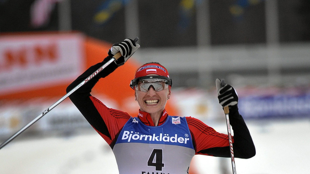 Bjoergen zrezygnowała ze startów w Kanadzie. We włoskich Alpach przygotowuje się do cyklu Tour de Ski. W czwartek nieobecność Norweżki podopieczna Aleksandra Wierietielnego w pełni wykorzystała. W biegu na 10 km techniką klasyczną była bezkonkurencyjna i zmniejszyła stratę do 75 punktów.