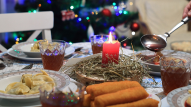 świąteczne przesądy. w wigilię wsuń to pod talerz, a będziesz bogaty