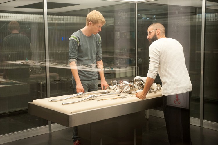<strong>8. Ex Machina, reż. Alex Garland</strong>
<br></br>
Mogło się wydawać, że sztuczna inteligencja to temat przez kino fantastyczne już wyeksploatowany. Reżyserski debiut Alexa Garlanda dowodzi, że jest inaczej – choć jak zwykle w podobnych przypadkach kostium science fiction służy temu, by więcej powiedzieć o ludziach, a mniej o maszynach.
<br></br>
