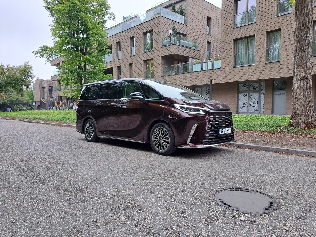 Salon na kołach z 48-calowym ekranem. Lexus LM wyznacza nowy poziom komfortu