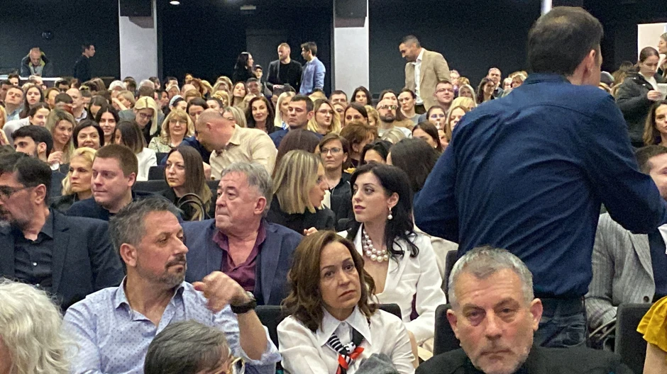 Mima Karadžić sa devojkom