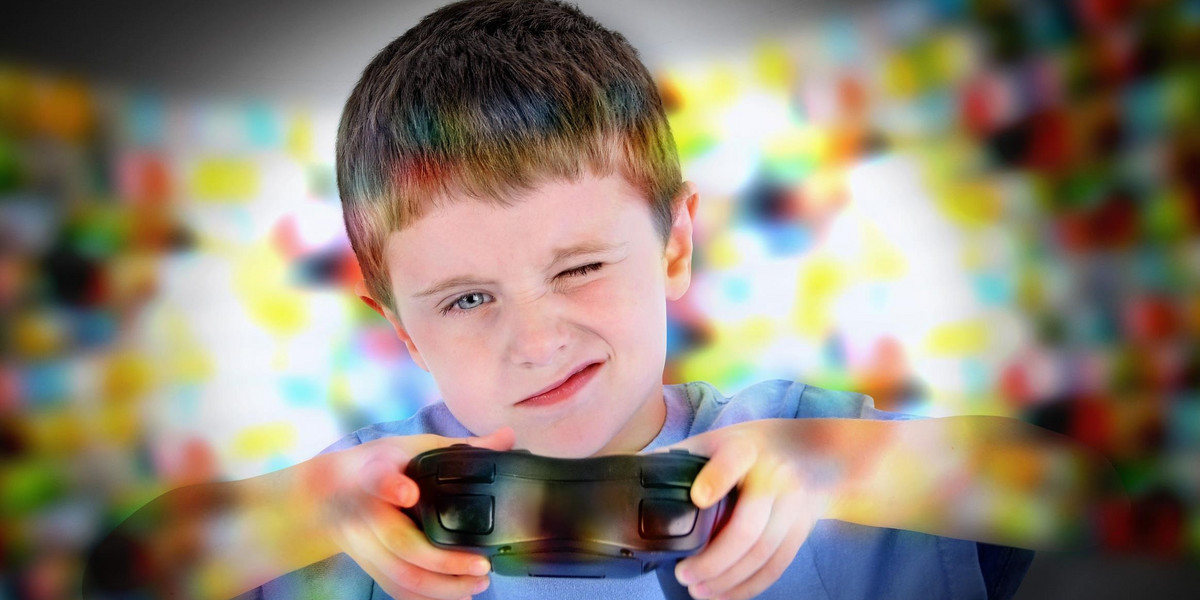 Chłopiec gra na konsoli