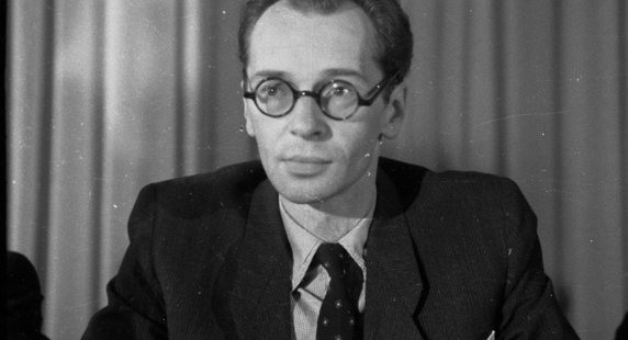 1976 r. – Władza postanowiła skompromitować homoseksualnego pisarza Jerzego Andrzejewskiego (zasłynął powieścią "Popiół i diament" z 1948), jednego z założycieli Komitetu Obrony Robotników. 