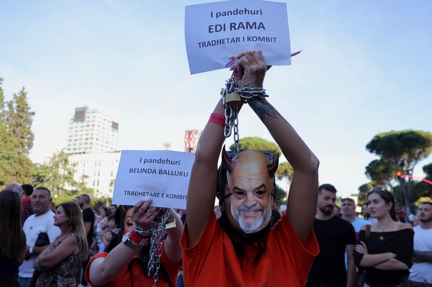 Demonstrant sa likom premijera Albanije i natpisom: "Optuženi Edi Rama ja izdajica nacije" na protestu u Tirani 13. juna