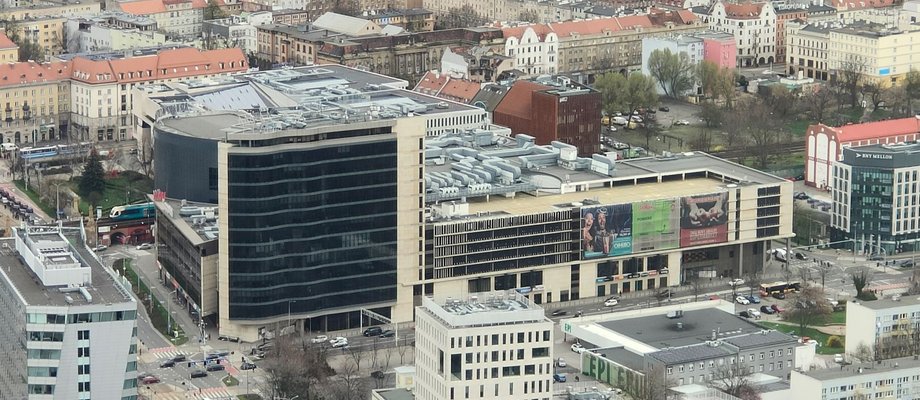 Przy centrum znajduje się się część biurowa. Tam kiedyś siedzibę miała firma Leszka Czarneckiego