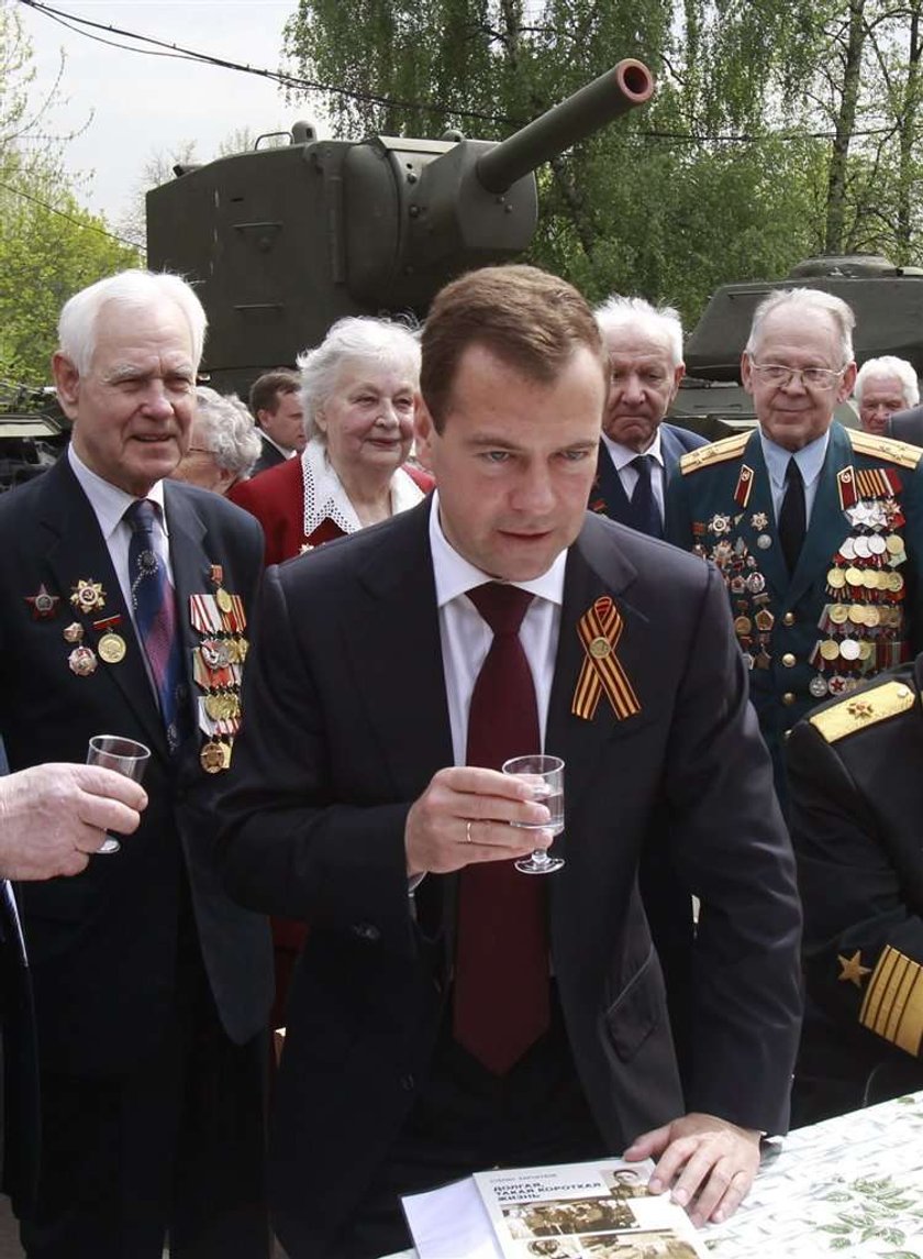 Dmitry Medvedev pije wódkę