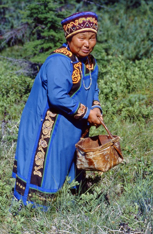 Femeie locală în portul tradițional, Sakhalin, Rusia, anii 1990.