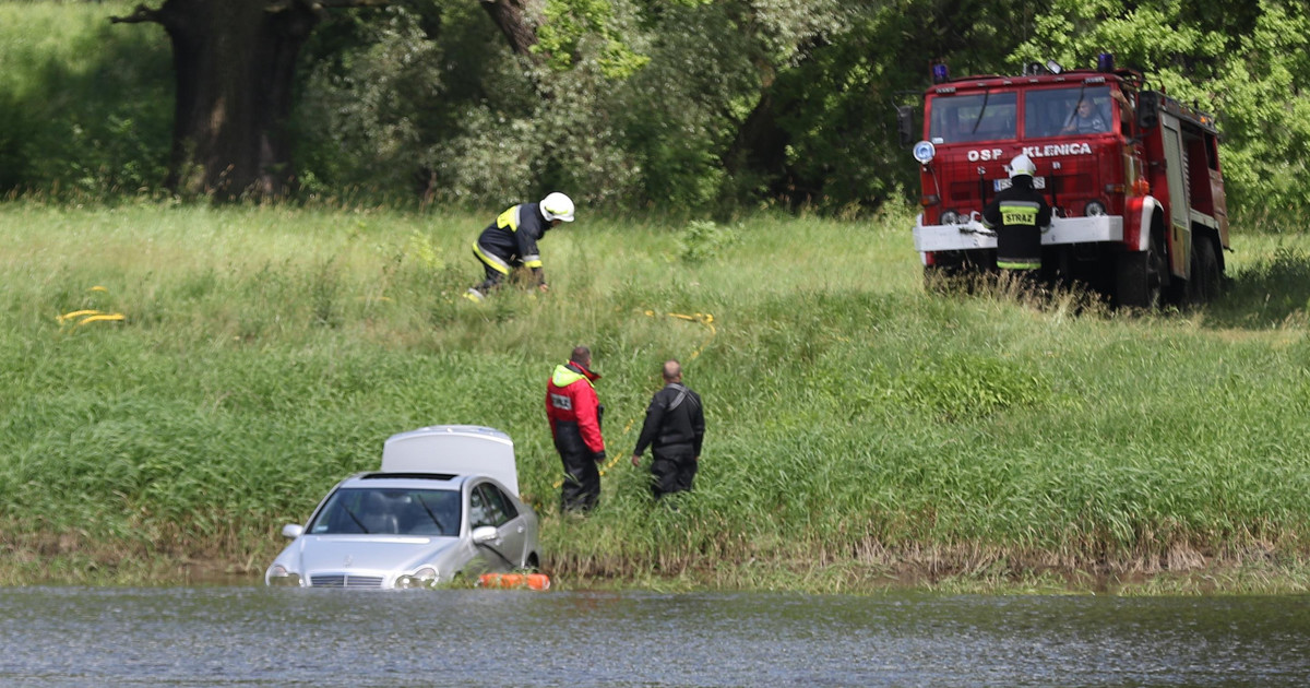 Samochód spadł z promu w Milsku. Auto utonęło w Odrze