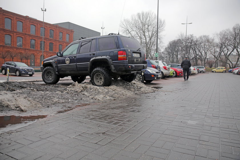 Śnieg na parkingu przy Manufakturze w Łodzi