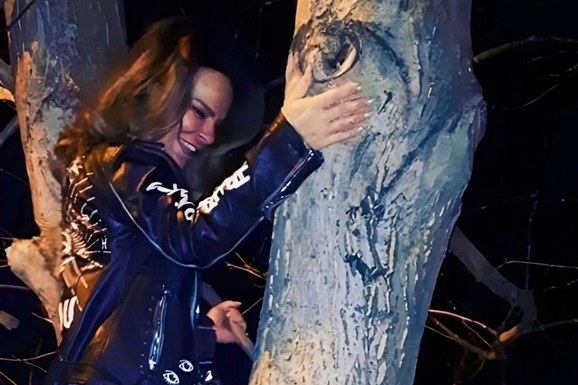 GIPKA I U ŠESTOJ DECENIJI! Naša poznata glumica se penje na drvo usred noći: Pokazala trenutak čiste slobode