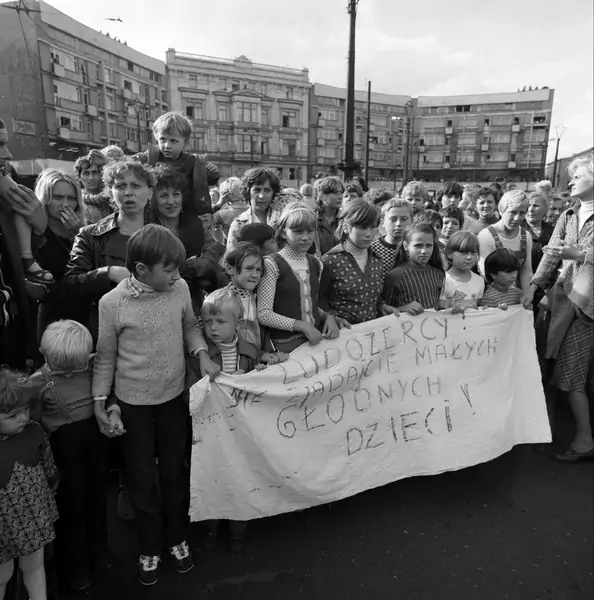 W Marszu Głodowym, który przeszedł ulicami miasta 30 lipca 1981 roku, udział wzięły przede wszystkik kobiety z dziećmi Andrzej Zbraniecki/CAF/ PAP