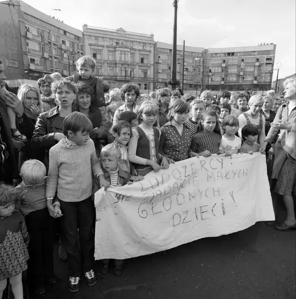 W Marszu Głodowym, który przeszedł ulicami miasta 30 lipca 1981 roku, udział wzięły przede wszystkik kobiety z dziećmi Andrzej Zbraniecki/CAF/ PAP