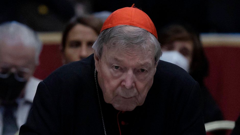 George Pell modlący się przy ciele zmarłego papieża Benedykta XVI