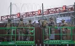 Trump zezwala wojsku na użycie broni i grozi zamknięciem granicy. 'Mamy do czynienia z niebezpiecznymi ludźmi'