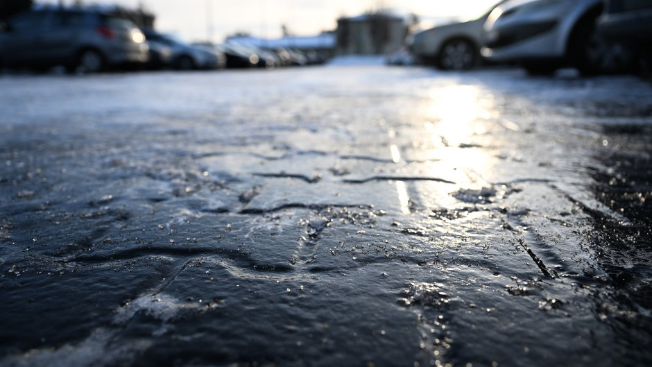 Alert IMGW. Zamarzanie nawierzchni dróg i chodników po opadach deszczu i deszczu ze śniegiem może utrudnić poruszanie się zarówno kierowcom, jak i pieszym (zdj. ilustracyjne)