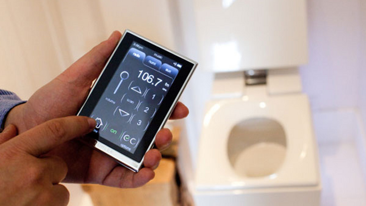 Firma Kohler proponuje sterowaną elektronicznie toaletę, która dba o maksymalny komfort i wygodę użytkownika. Toaleta sterowana jest pilotem.