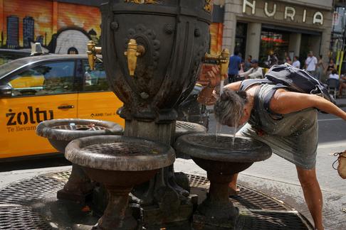 Szukanie ochłody w fontannie, Barcelona, 19 lipca 2023 r.