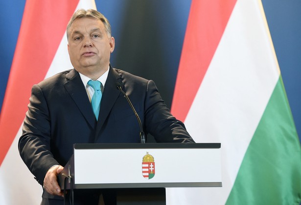 Budapeszt, Węgry, 03.01.2018. Premier Węgier Viktor Orban podczas konferencji prasowej po spotkaniu z premierem Mateuszem Morawieckim w Budapeszcie, 3 bm. Politycy rozmawiali m.in. o sprawach związanych z energetyką, klimatem, migracją i bezpieczeństwem, a także o przyszłości UE. (sko) PAP/Radek Pietruszka