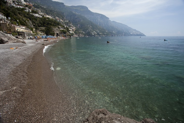 na 9. miejscu plaża del Fornillo w słynnym włoskim miasteczku Positano uznawana jest przez turystów z całego świata za jedną z największych atrakcji tego miejsca. Sama plaża jest kamienista, ale krystaliczna woda i atmosfera tego miejsca rekompensuje wszystko.