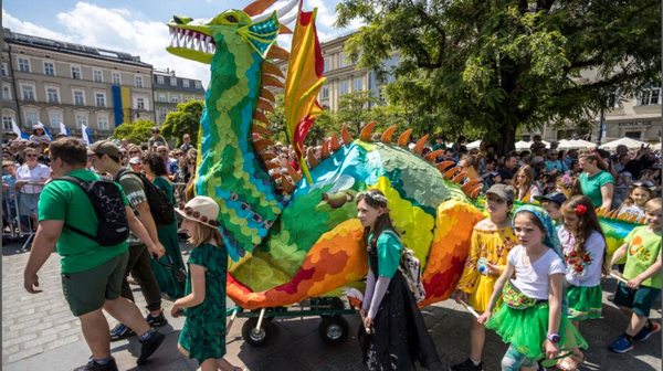 Tradycyjna Wielka Parada Smoków wyruszy w niedzielę o godz. 12.00. Ponad 30 smoków przejdzie ul. Grodzką na Rynek Główny.