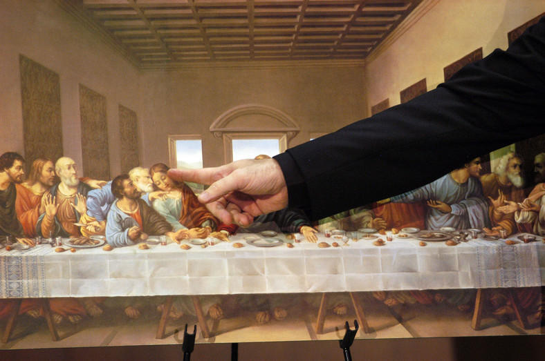 Ojciec Gregory Fairbanks wskazuje na postać Jana na obrazie "Ostatnia Wieczerza" Leonarda da Vinci podczas konferencji prasowej dotyczącej opinii Kościoła katolickiego na temat książki Dana Browna, 17 maja 2006 r.