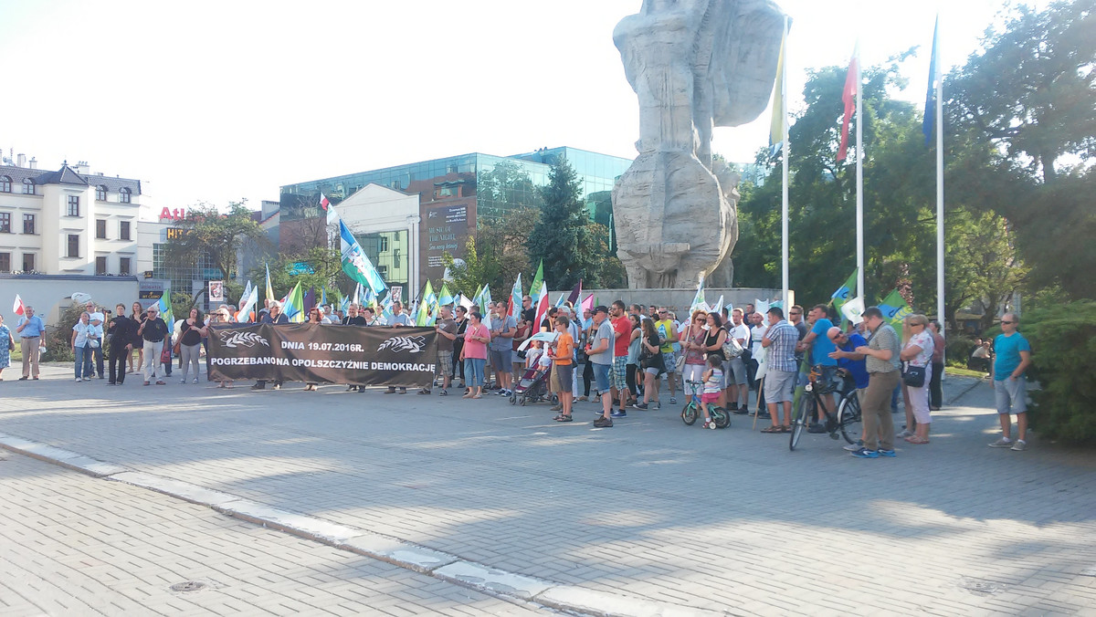 Po raz trzeci odbyła się tzw. miesięcznica pogrzebania demokracji. Organizują ją przeciwnicy powiększenia Opola, głównie z Dobrzenia Wielkiego.