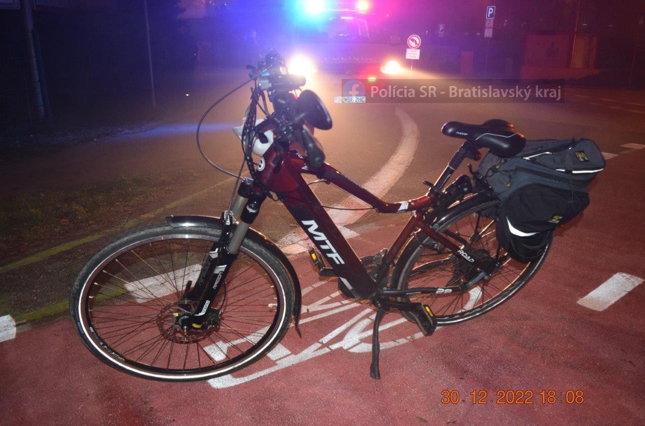 Cyklista sa zrazil s chodkyňou.