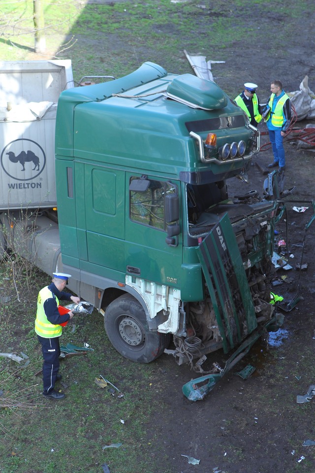 Tir spadł z Estakady Kwiatkowskiego w Gdyni