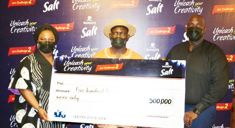 Photo Credit: L-R: Chief Financial Officer, NASCON Allied Industries PLC, Mrs. Aderemi Saka, Overall Winner, Dangote Salt Art Challenge 2, Timothy Undiandeye  Head of Marketing, NASCON Allied Industries PLC, Olusegun Ajala; at the Dangote Salt Art Challenge 2 Prizes presentation in Lagos on Saturday 25th September 2021.