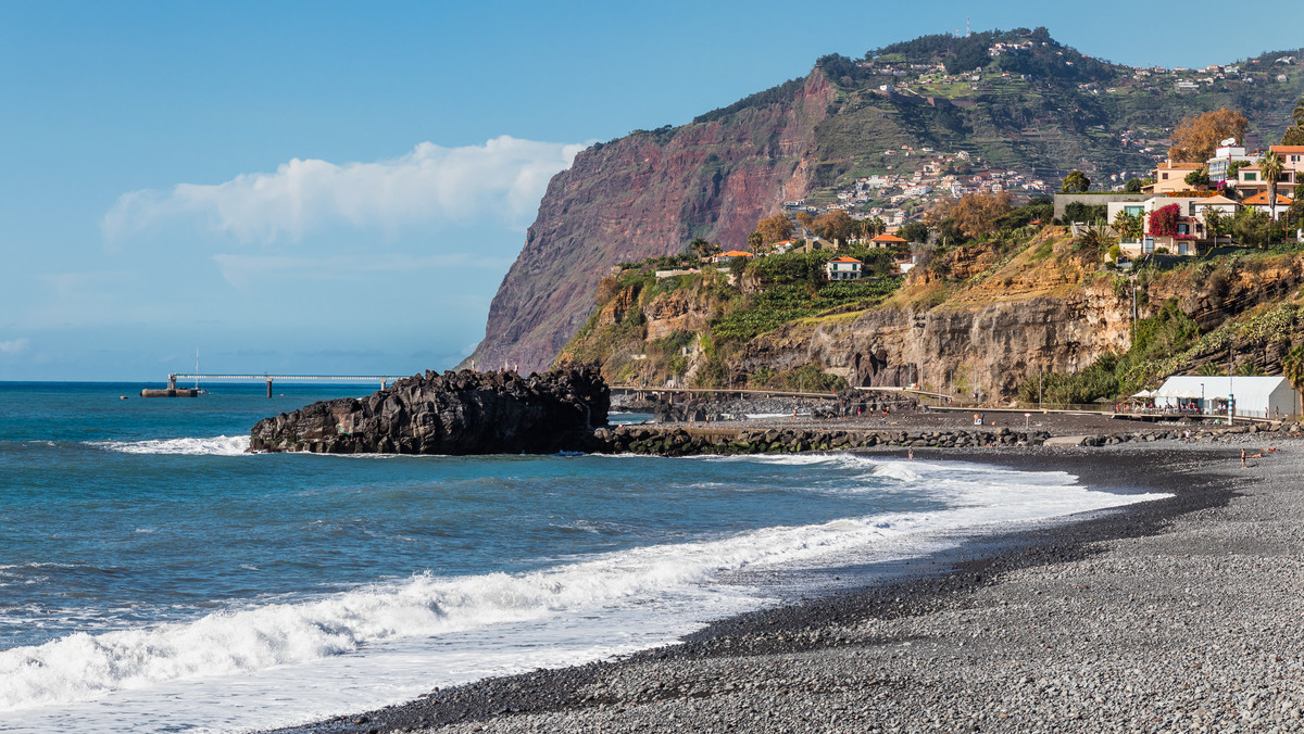 <strong>Na portugalskiej wyspie Madera doszło w niedzielę wieczorem do osunięcia się skarpy przy popularnej plaży Formosa, na południowo-zachodnich przedmieściach Funchal, stolicy archipelagu. Co najmniej trzy osoby zostały ranne.</strong>