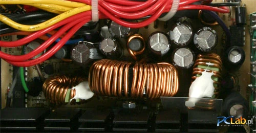 Następne cewki oraz mniejsze kondensatory (2200 uF, 10 V oraz 3300 uF, 10 V)