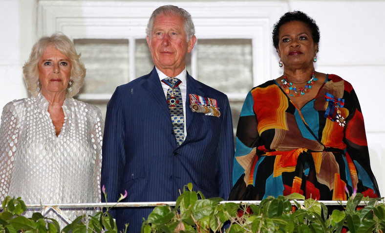 Wizyta na Barbadosie księcia Walii i księżnej Kornwalii w 2019 r. Po prawej pierwsza prezydent Republiki Barbadosu — Sandra Mason.  