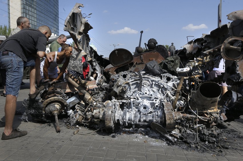 Prolaznici razgledaju uništeni ukrajinski tenk u Donjecku